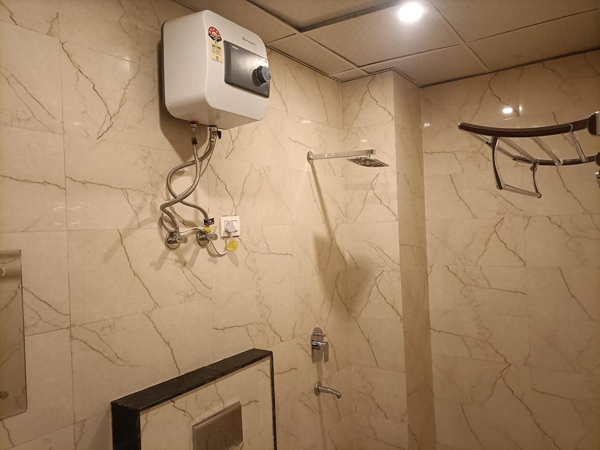 Hotel Grand Aerotech Új-Delhi Kültér fotó