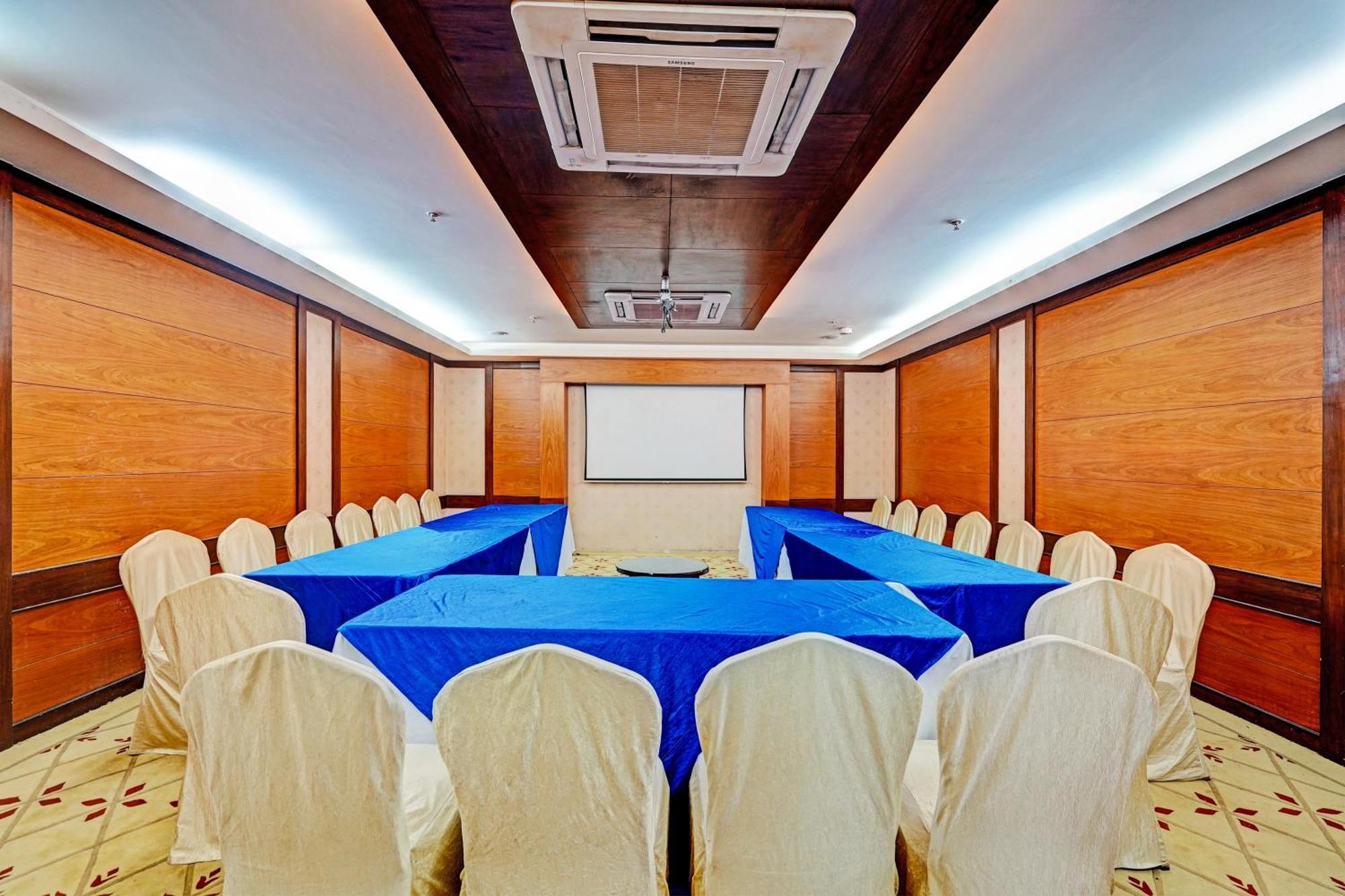 Hotel Grand Aerotech Új-Delhi Kültér fotó